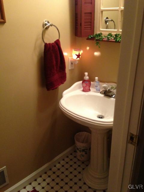 2954 Oakland Road Bethlehem, PA 18017 - Photo 10 of 27 Gallery Image 10