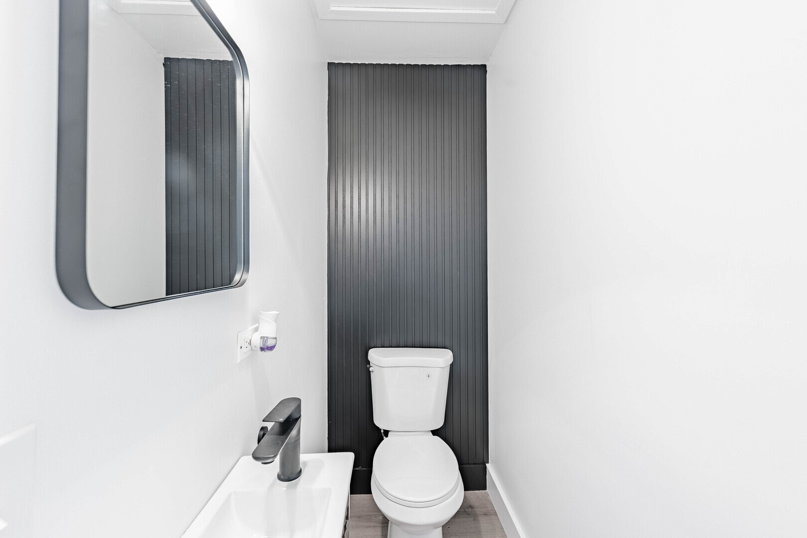 2N281 Bloomingdale Road Glendale Heights, IL 60139 - Photo 13 of 22 a bathroom with a toilet