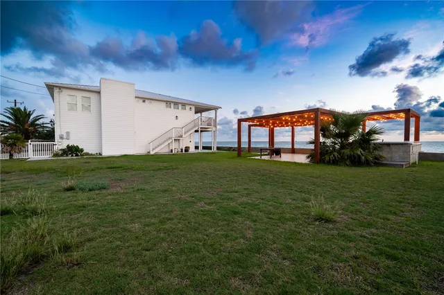 a view of balcony with furniture and outdoor view