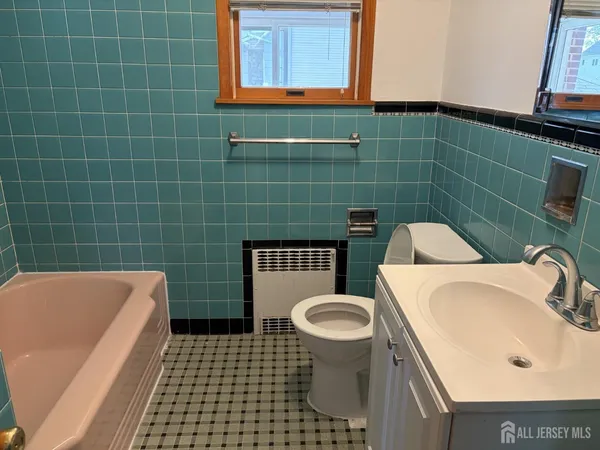 $2,200 | 123 Heald Street, Unit F2, Carteret, NJ 07008
