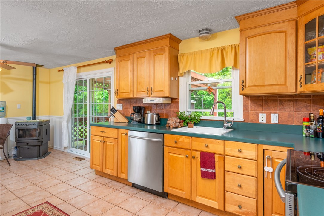 238 Macarthur Road Woonsocket, RI 02895 - Photo 4 of 25