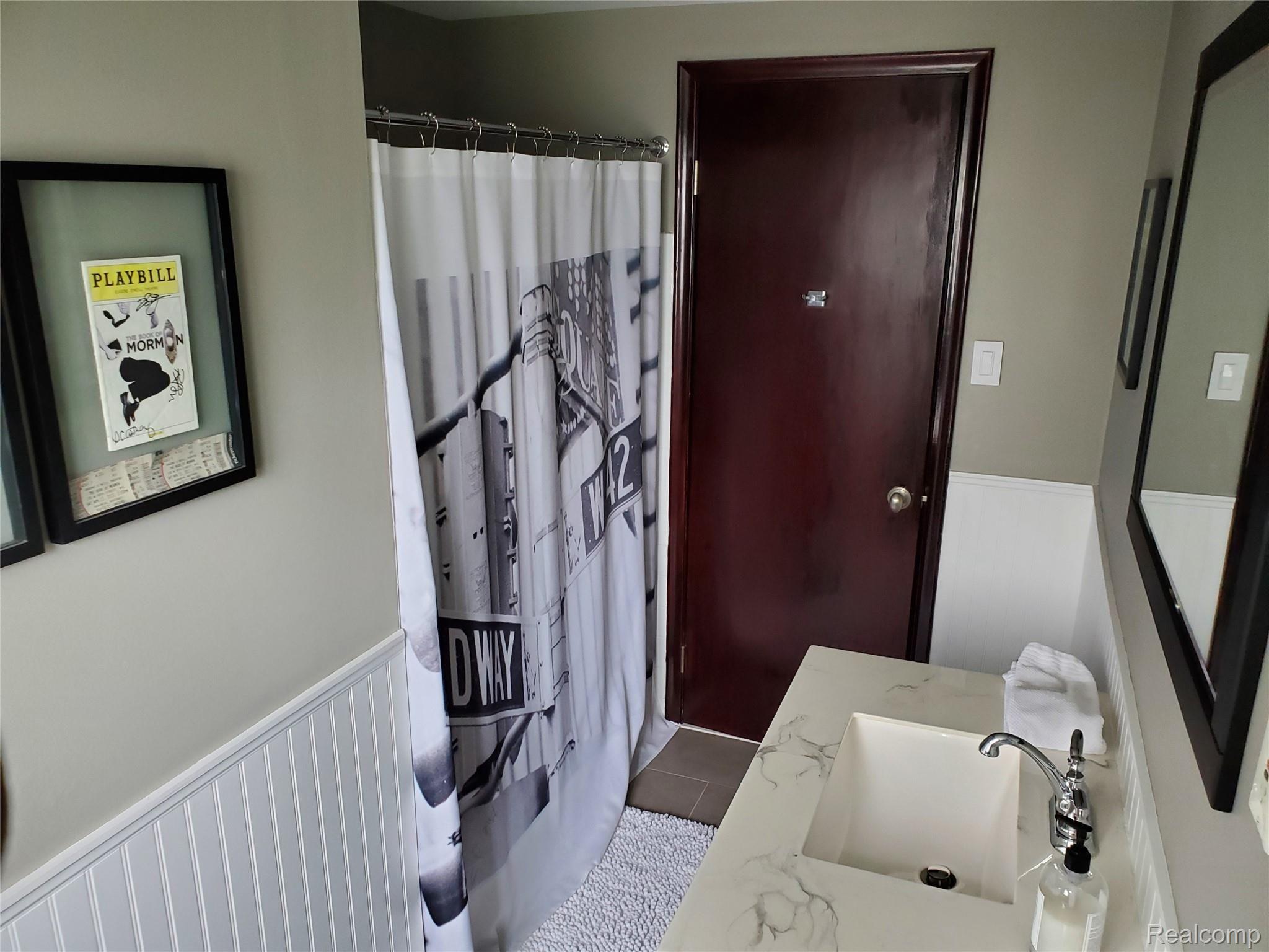 1871 Fair Oak Court Rochester, MI 48309 - Photo 19 of 25 Second Bath 2.jpg