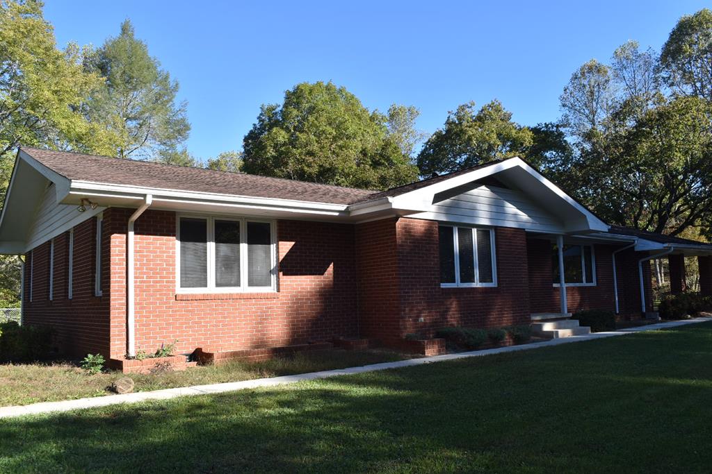 959 Pleasant Valley Road Murphy, NC 28906 - Photo 2 of 18 a front view of a house with a yard