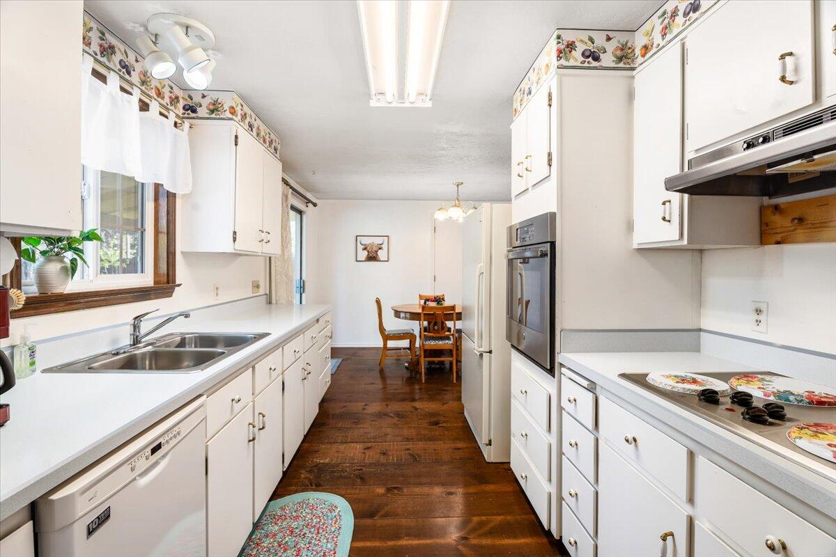 51422 Cedar Road La Pine, OR 97739 - Photo 25 of 44 Kitchen