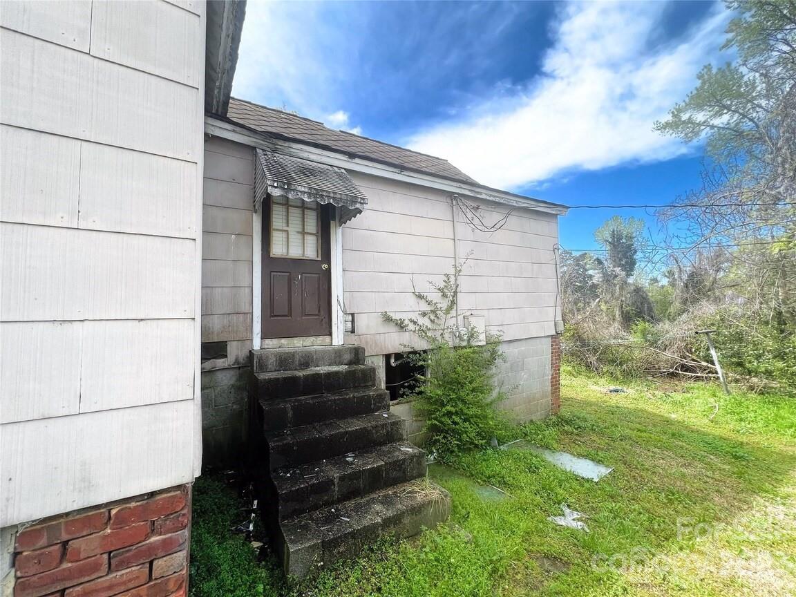 22 Broad Street Great Falls, SC 29055 - Photo 8 of 8 a view of a backyard with plants