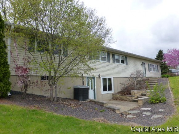 712 Harvest Road Athens, IL 62613 - Photo 3 of 19 Gallery Image 3
