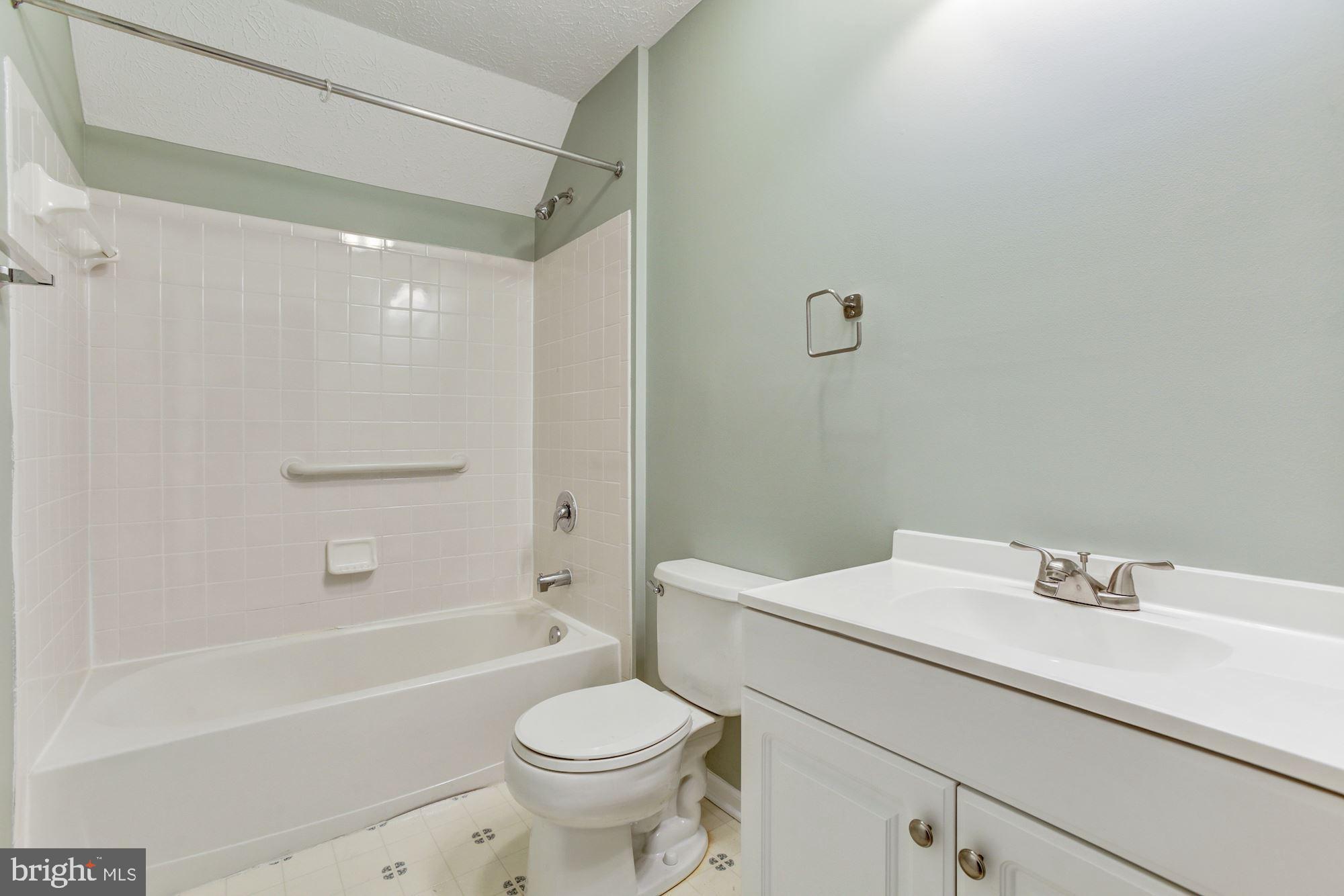 6420 Ripe Apple Lane Columbia, MD 21044 - Photo 15 of 26 Hall bath