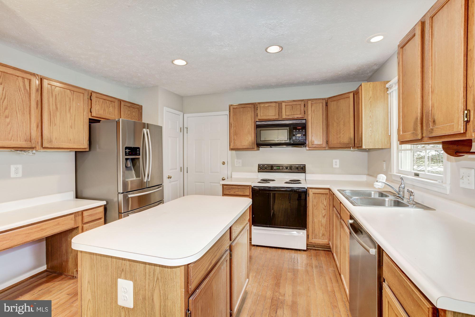 6420 Ripe Apple Lane Columbia, MD 21044 - Photo 5 of 26 Kitchen with center island