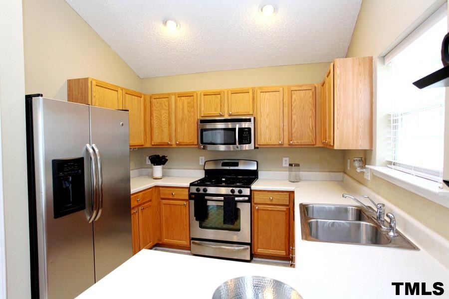 5416 Golden Moss Trail Raleigh, NC 27613 - Photo 8 of 25 The Cook will Adore Whipping up a Gourmet Meal in this Dazzeling Kitchen! Plenty of Preparation Space!