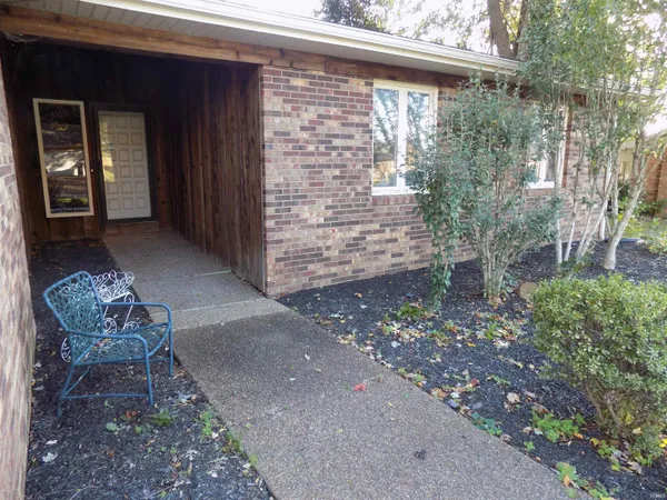 $329,000 | 7811 Ridgemont Drive, Newburgh, IN 47630