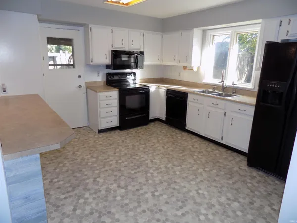 $329,000 | 7811 Ridgemont Drive, Newburgh, IN 47630