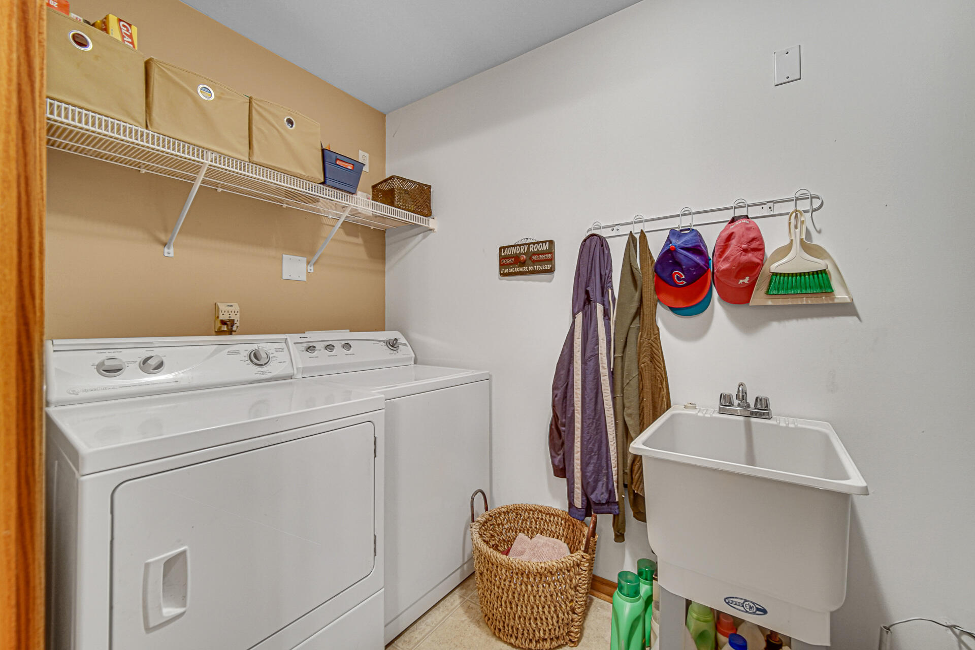 947 Oak Drive Crown Point, IN 46307 - Photo 17 of 23 a utility room with dryer and washer