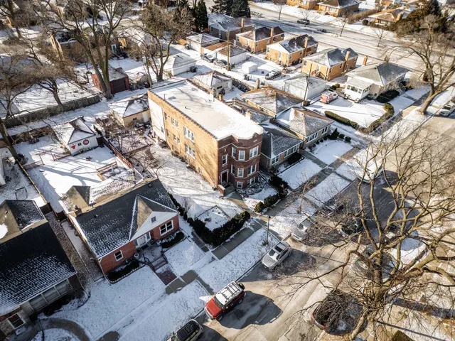 $2,400 | 3927 Kirk Street, Unit 2, Skokie, IL 60076