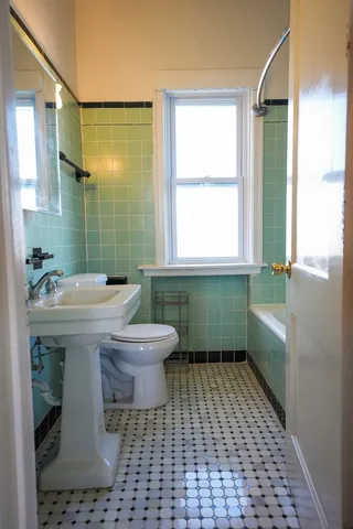 $2,400 | 3927 Kirk Street, Unit 2, Skokie, IL 60076