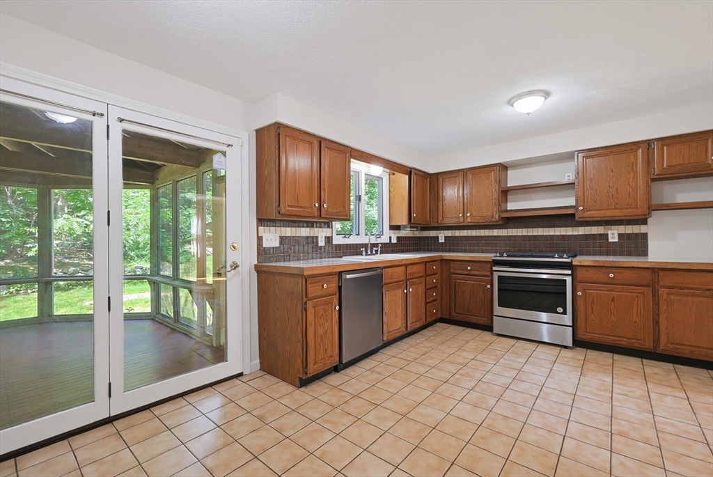16 Blacksmith Road Cumberland, RI 02864 - Photo 14 of 36