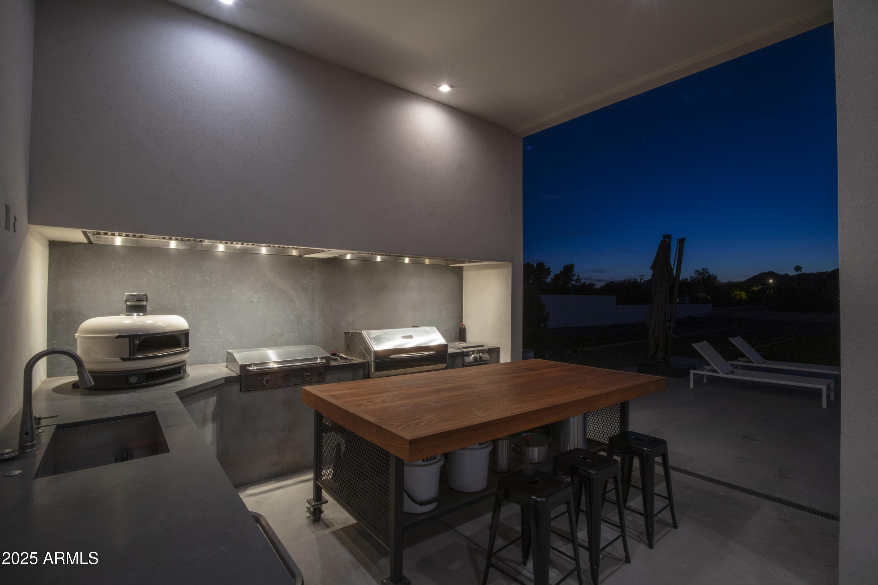 10310 North 37th Street Phoenix, AZ 85028 - Photo 20 of 51 a kitchen with a table and chairs in it