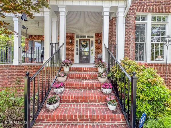 $1,100,000 | 711 Hunting Fox Lane, Knoxville, TN 37934