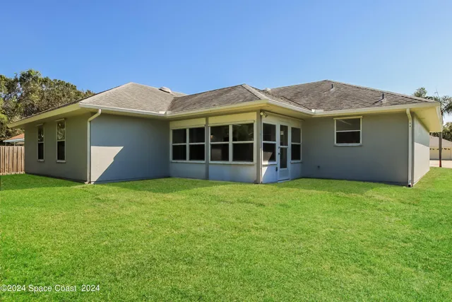 a view of a house with backyard