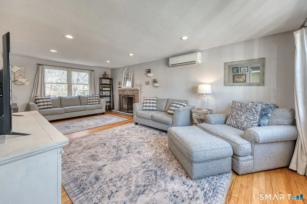 $489,900 | 184 Hobart Street, Southington, CT 06489