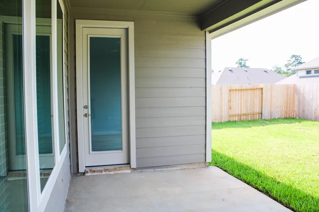 a view of a house with backyard