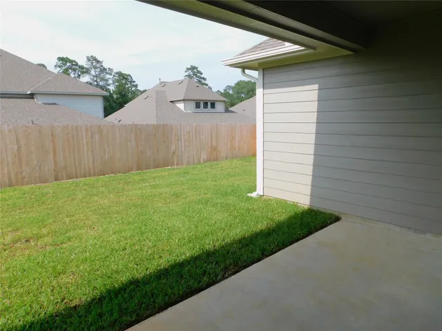 a view of a house with backyard