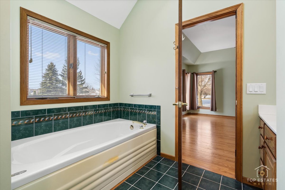 8413 St Moritz Drive Spring Grove, IL 60081 - Photo 18 of 37