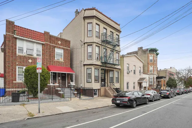 $1,950 | 198 Griffith Street, Unit 2R, Jersey City, NJ 07307