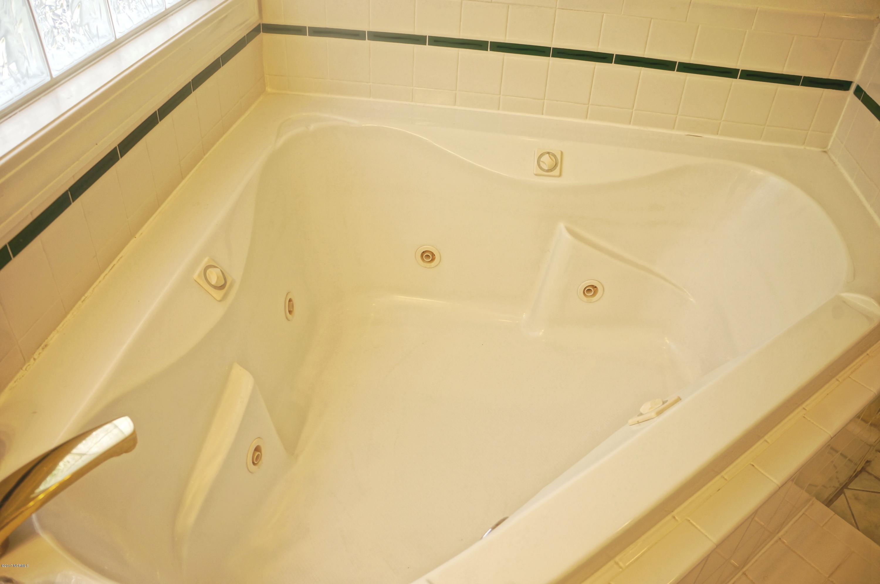117 Nyon Road New Bern, NC 28562 - Photo 16 of 35 Jetted Tub