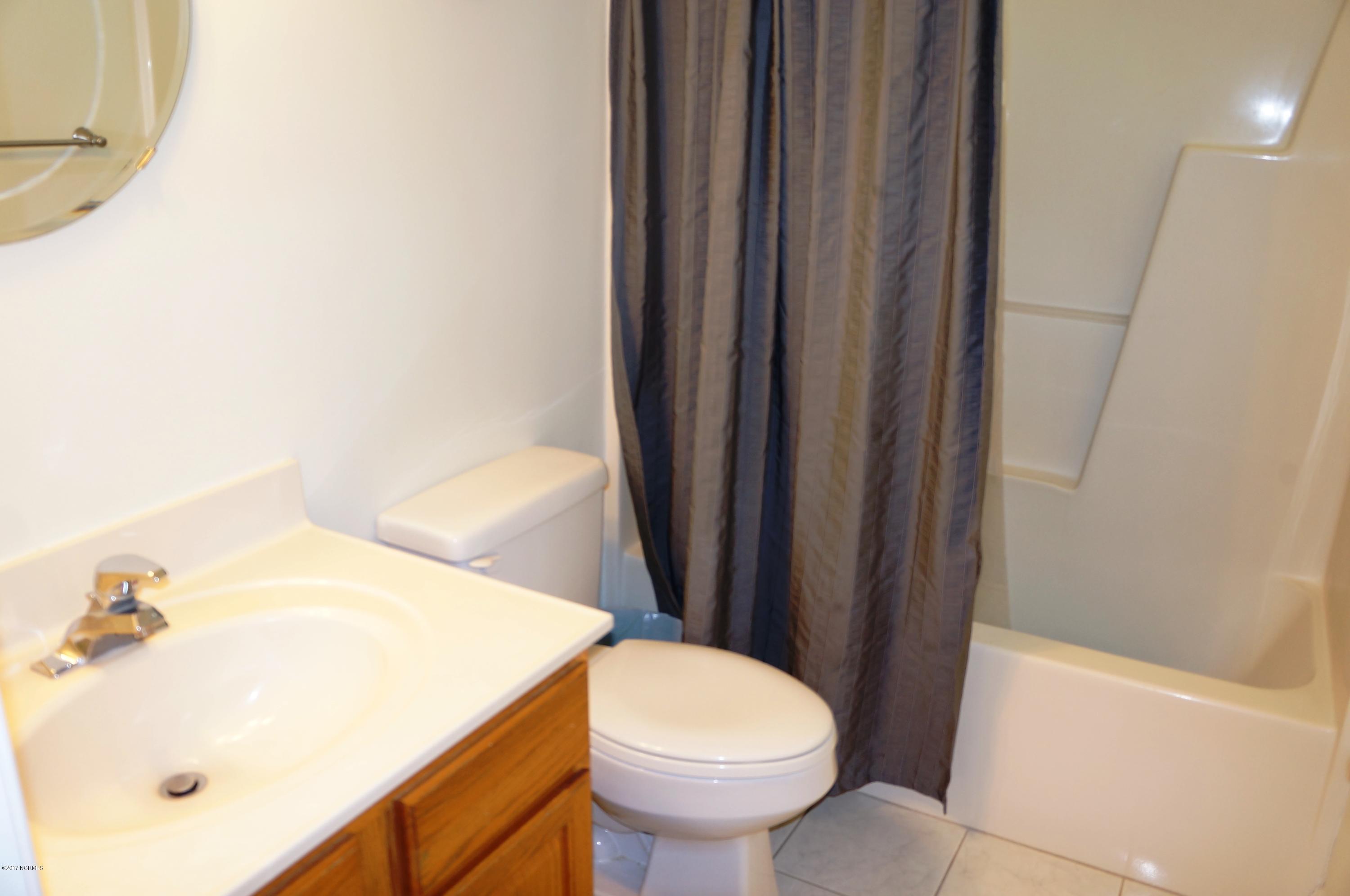 117 Nyon Road New Bern, NC 28562 - Photo 20 of 35 Guest Bath