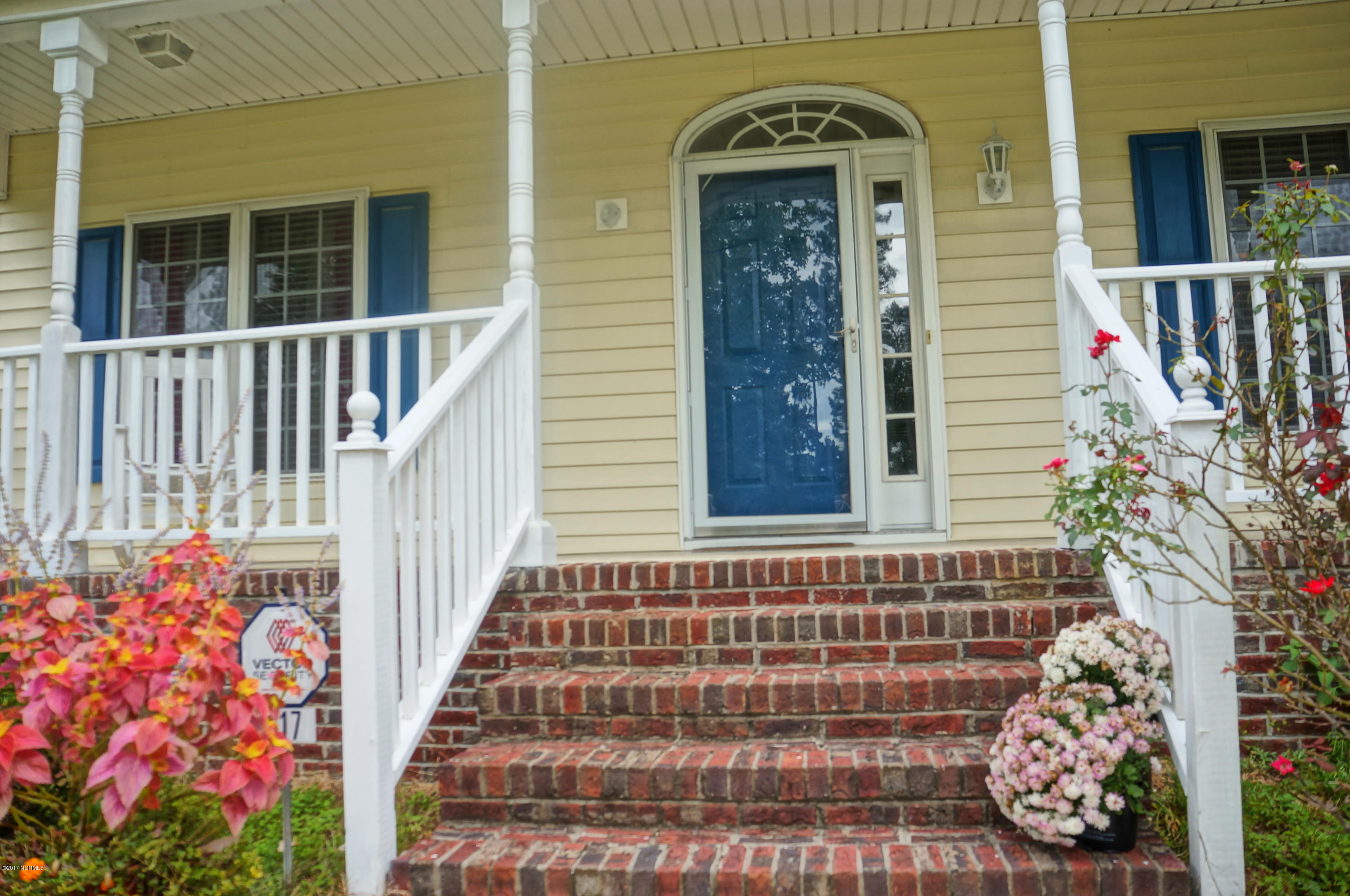 117 Nyon Road New Bern, NC 28562 - Photo 3 of 35 Lovely Entry