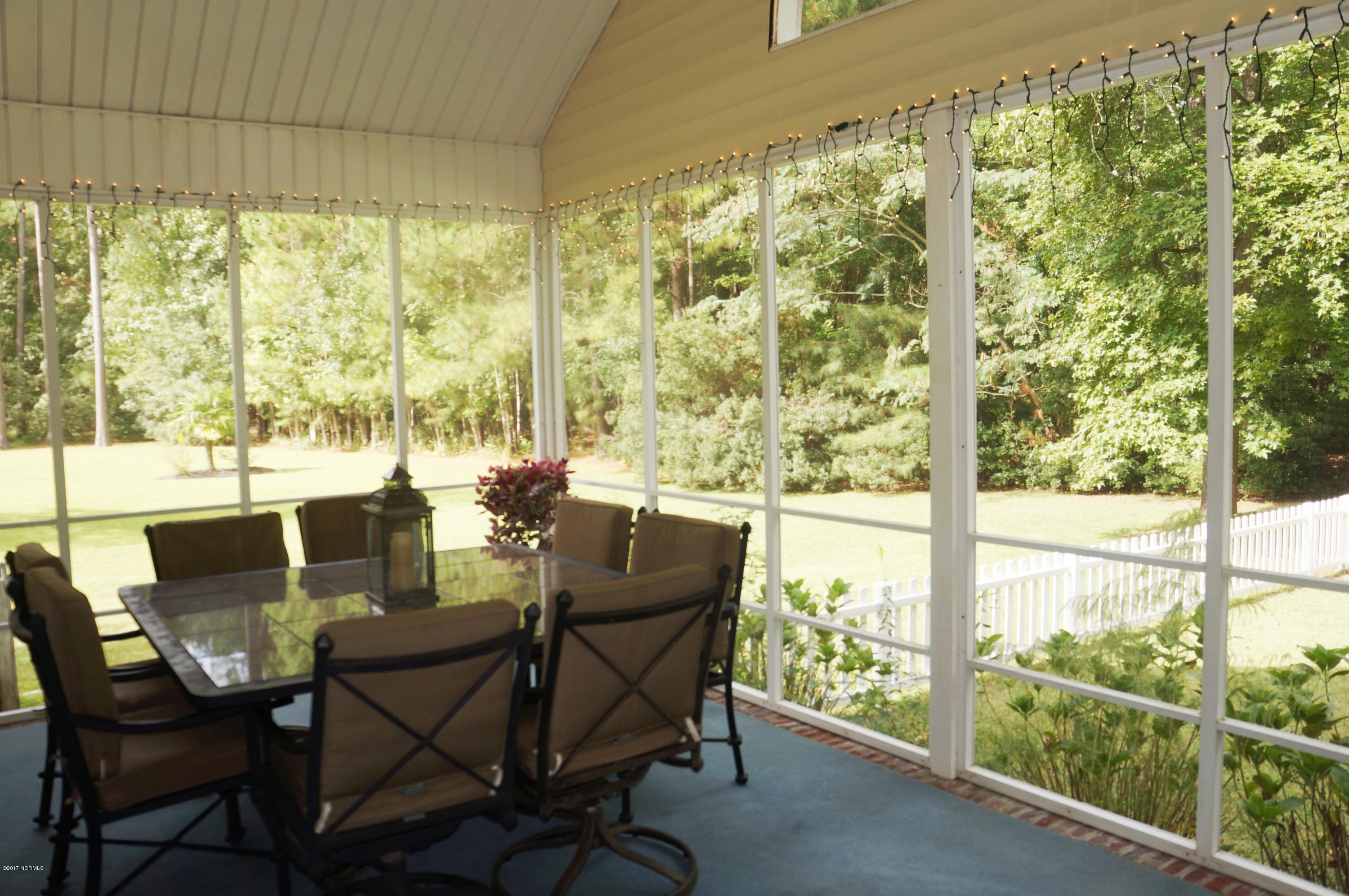 117 Nyon Road New Bern, NC 28562 - Photo 4 of 35 Enormous Screened Porch