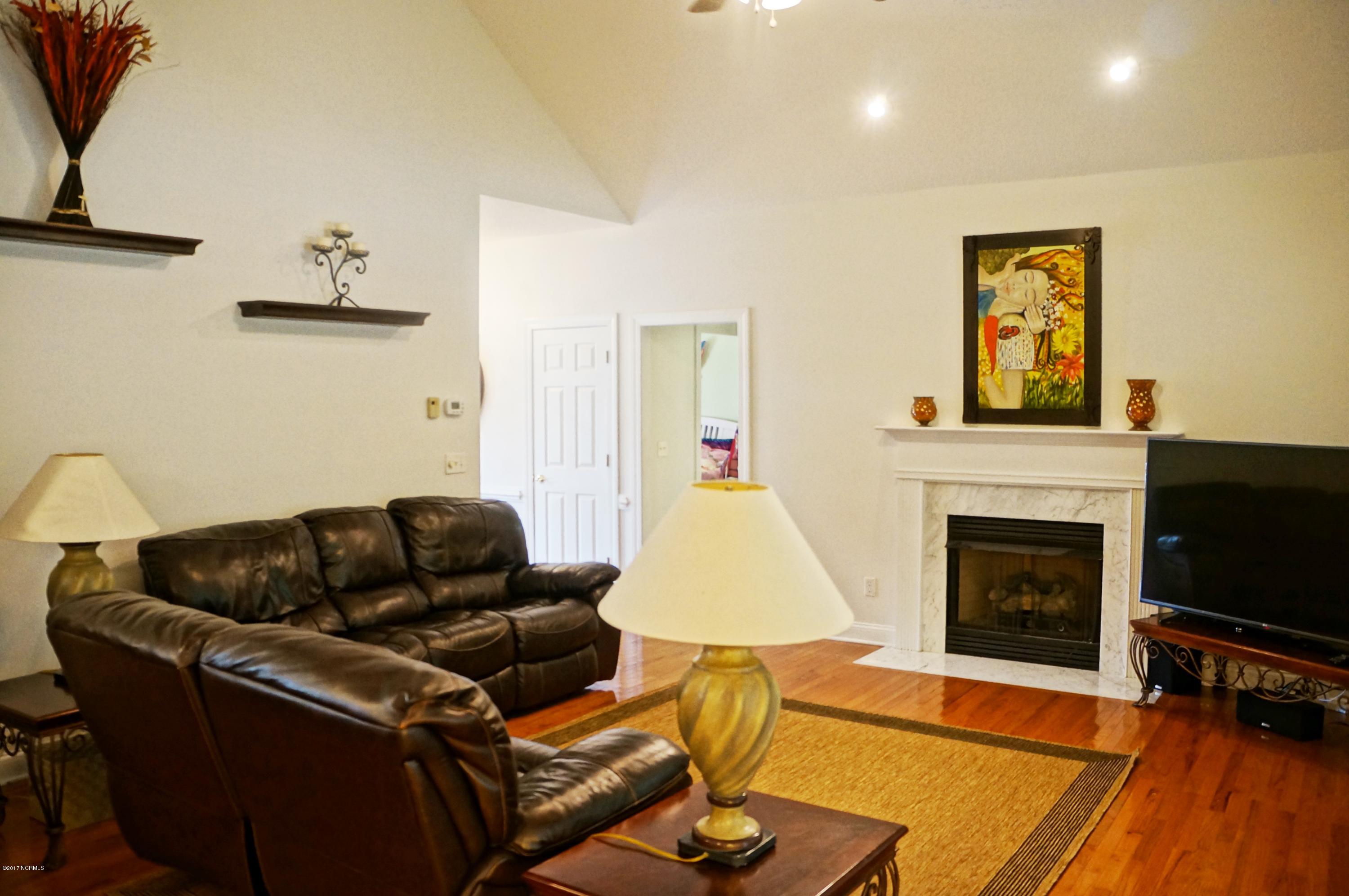 117 Nyon Road New Bern, NC 28562 - Photo 5 of 35 Spacious Living Room