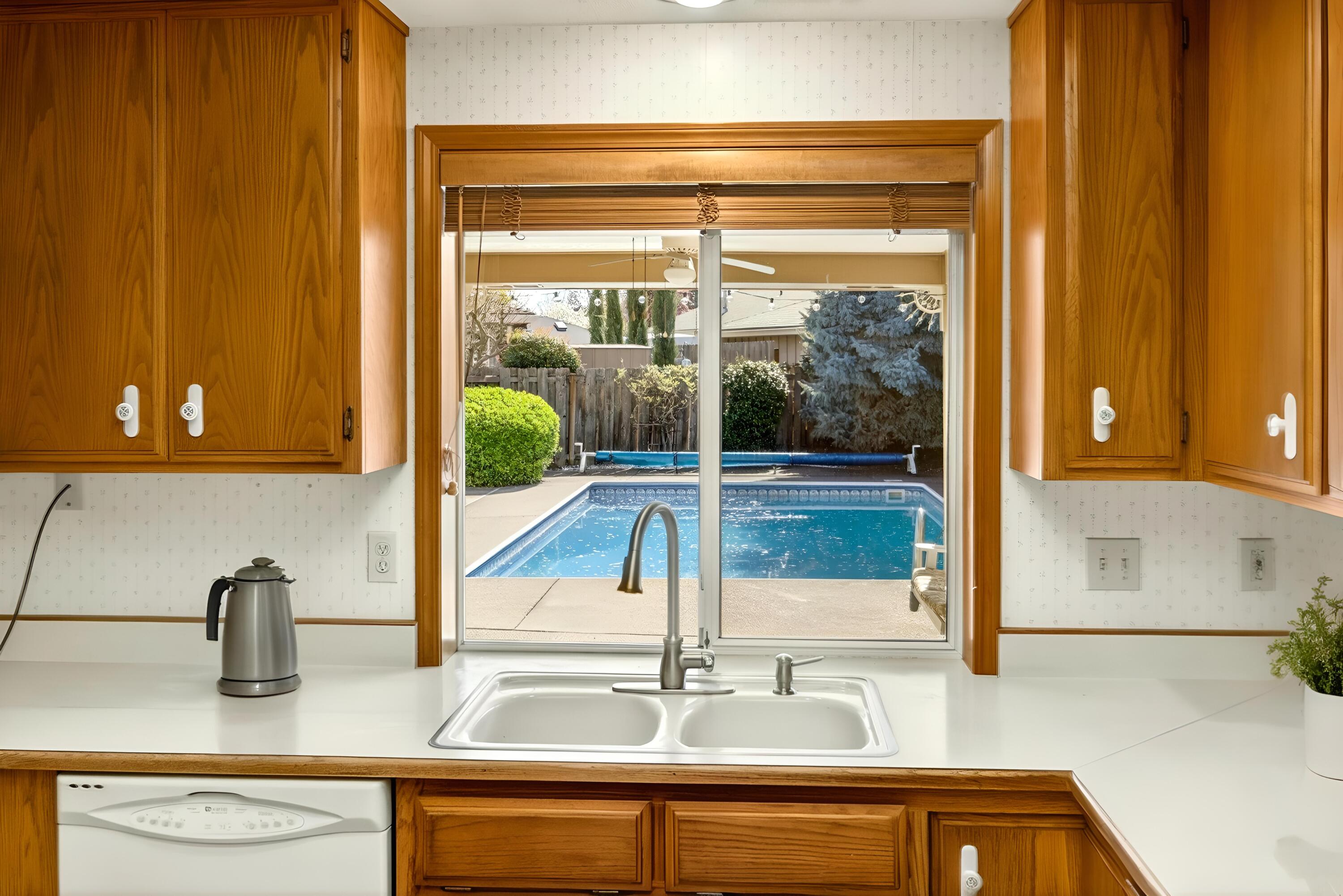 489 Vincent Avenue Central Point, OR 97502 - Photo 13 of 38 Kitchen