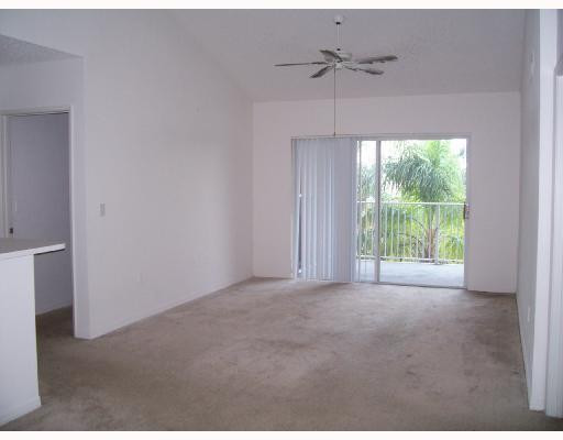 3880 Lyons Road, Unit 3057 Pompano Beach, FL 33073 - Photo 3 of 4 Living Room