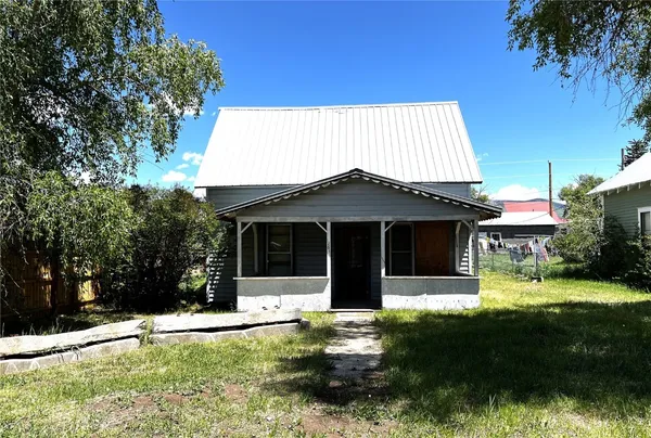 a view of a house with garden and yard