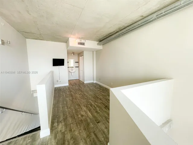 a very nice looking room with a big room