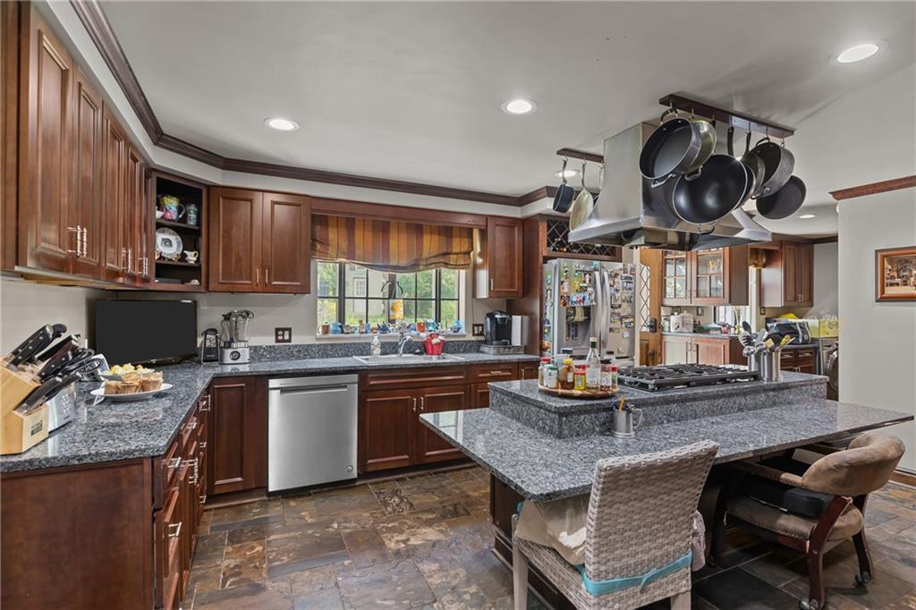 694 Valleyview Road Pittsburgh, PA 15243 - Photo 28 of 50 a kitchen with granite countertop lots of counter top space