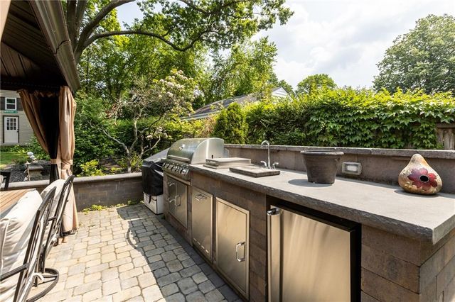 a view of outdoor kitchen