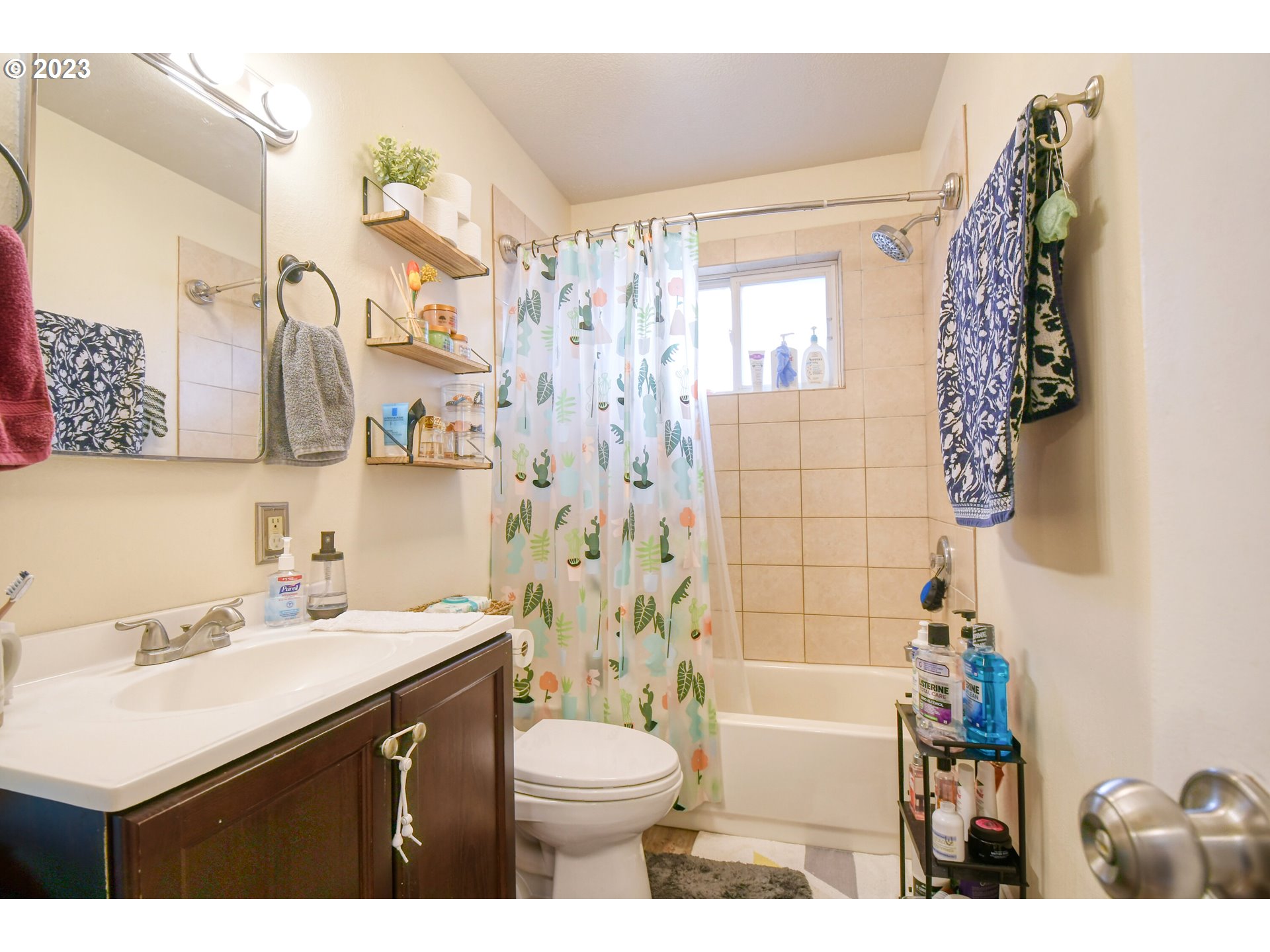 1522 Southwest 40th Place Pendleton, OR 97801 - Photo 17 of 32 a bathroom with a sink and a mirror
