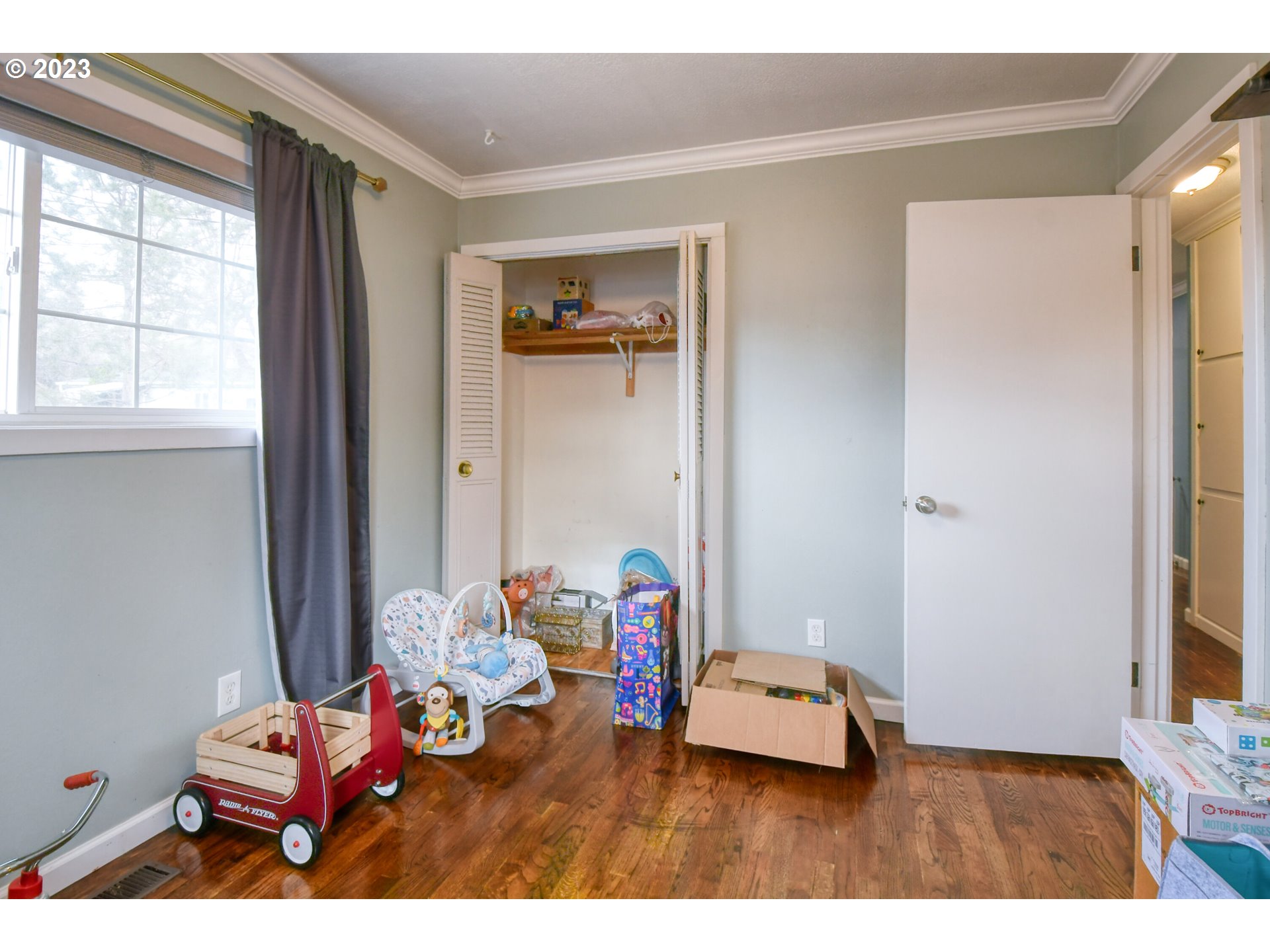 1522 Southwest 40th Place Pendleton, OR 97801 - Photo 23 of 32 a room with furniture and a window