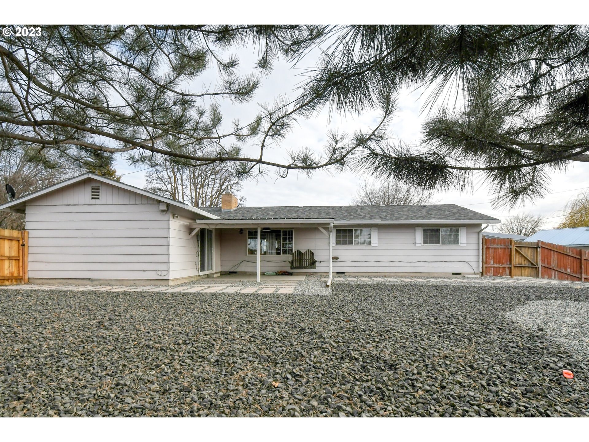 1522 Southwest 40th Place Pendleton, OR 97801 - Photo 25 of 32 a front view of a house with a garden