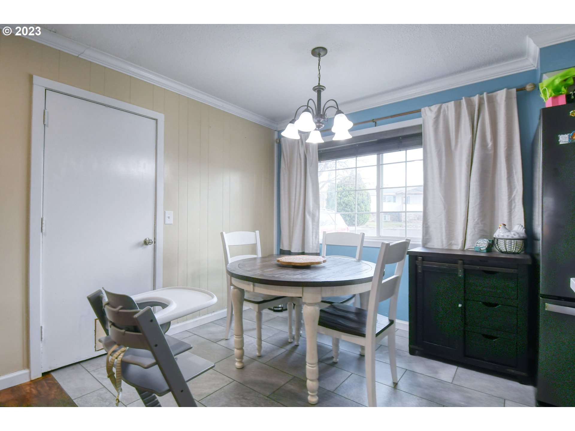 1522 Southwest 40th Place Pendleton, OR 97801 - Photo 9 of 32 a view of a dining room with furniture and window