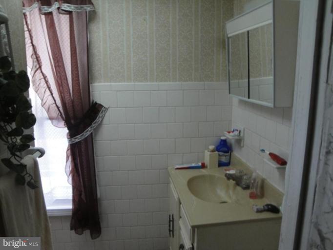 1002 Old North Point Road Baltimore, MD 21222 - Photo 9 of 16 Bath #2
