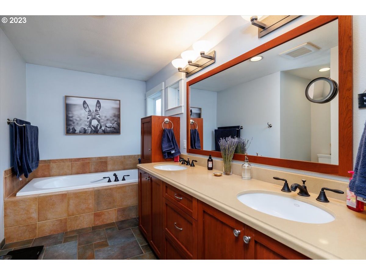 530 Middlecrest Road Lake Oswego, OR 97034 - Photo 12 of 32 Owner's Suite Bathroom