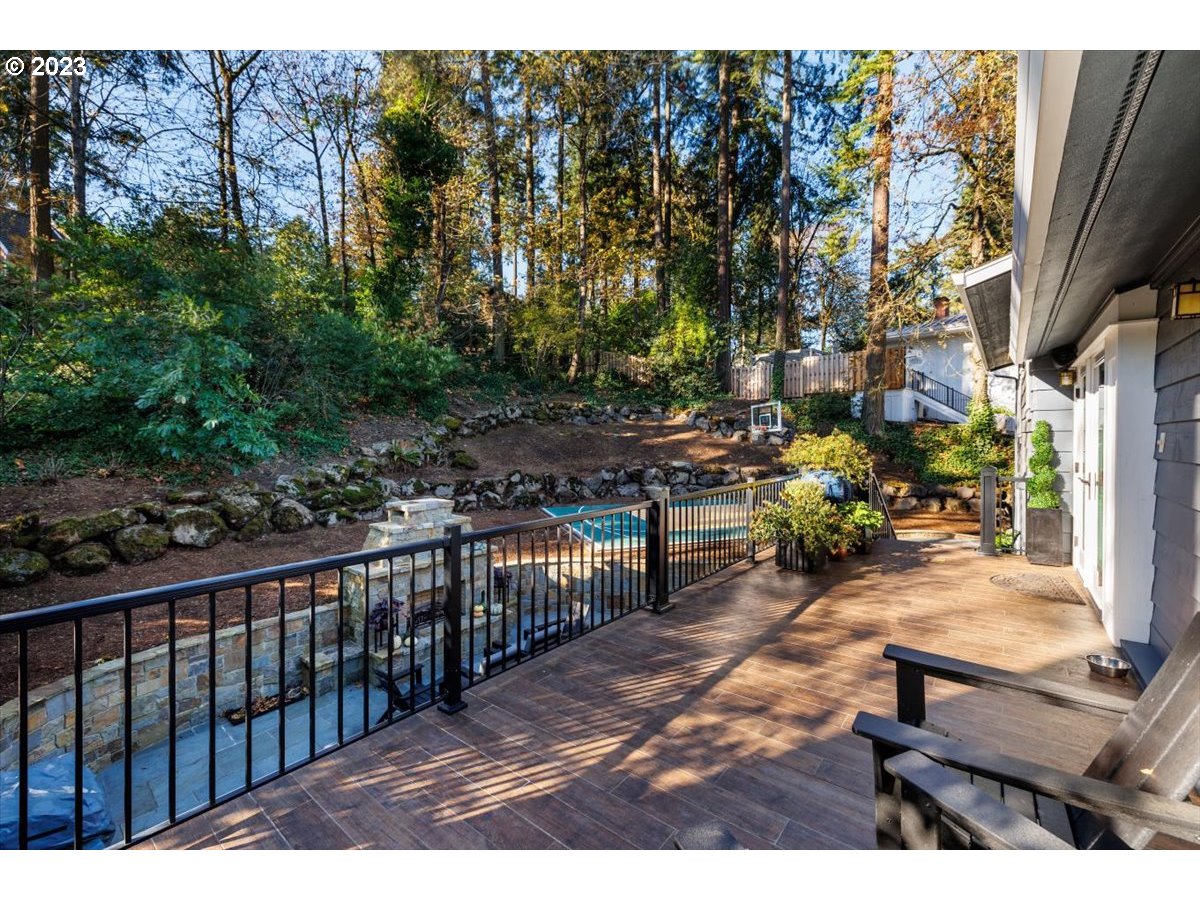 530 Middlecrest Road Lake Oswego, OR 97034 - Photo 25 of 32 Deck
