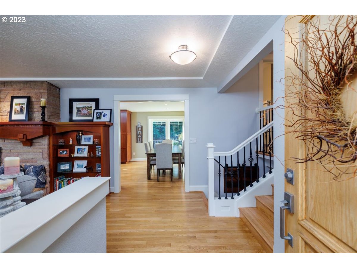 530 Middlecrest Road Lake Oswego, OR 97034 - Photo 3 of 32 Entrance/Foyer