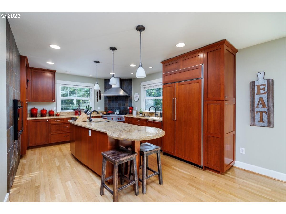 530 Middlecrest Road Lake Oswego, OR 97034 - Photo 6 of 32 Kitchen