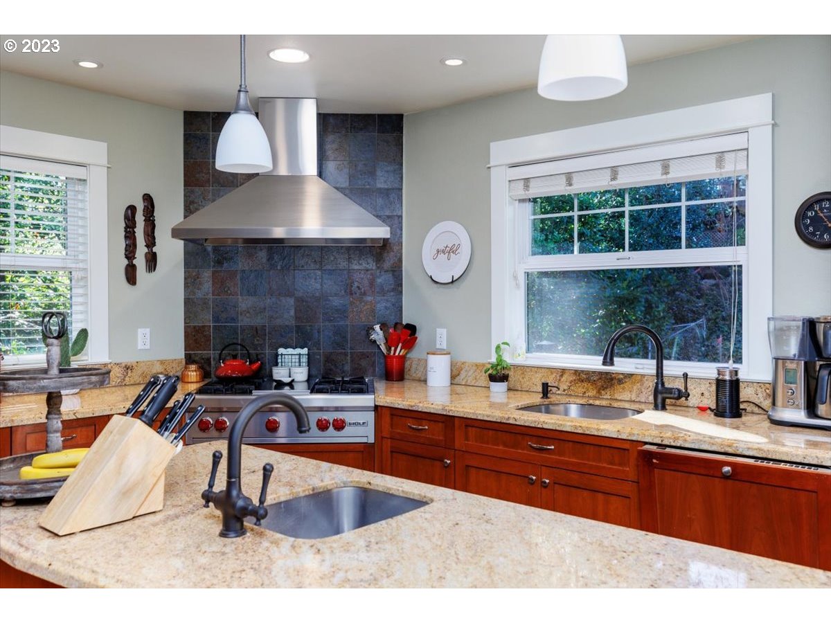 530 Middlecrest Road Lake Oswego, OR 97034 - Photo 7 of 32 Kitchen