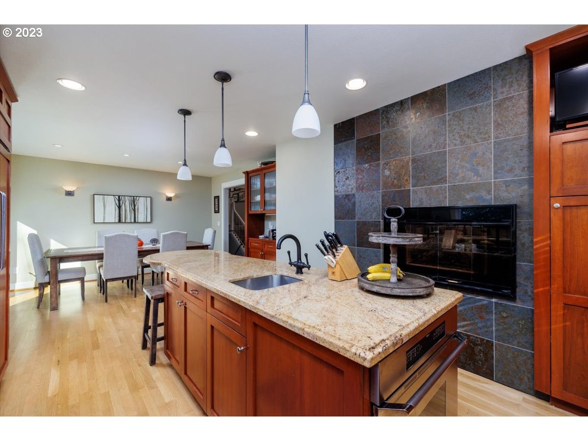 530 Middlecrest Road Lake Oswego, OR 97034 - Photo 8 of 32 Kitchen
