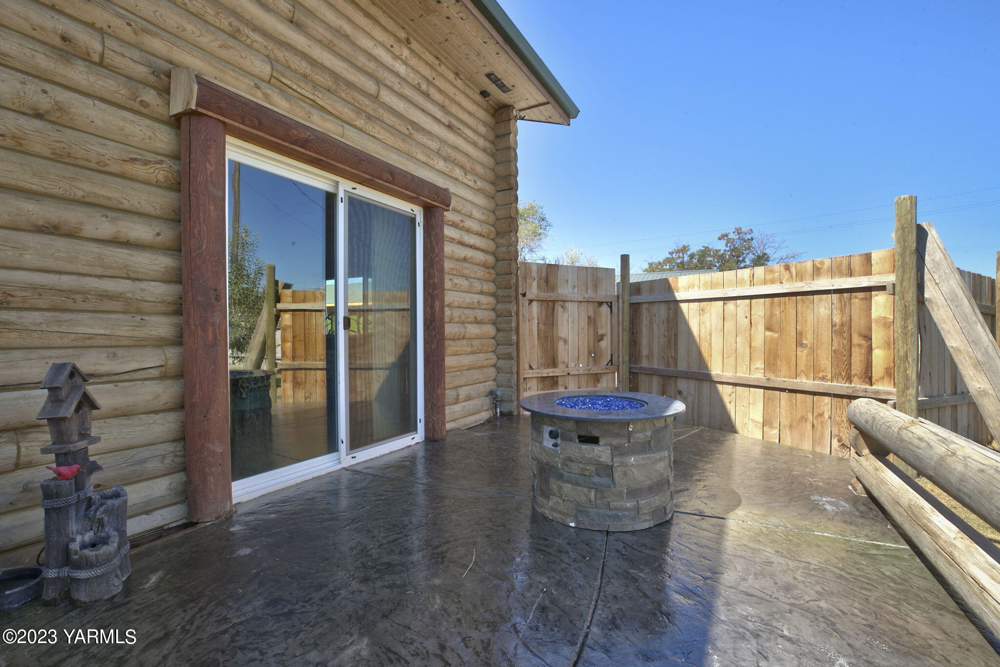 641 Walters Road Moxee, WA 98936 - Photo 12 of 23 a view of a balcony with couch